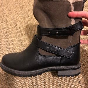 American Eagle shearling boots size 6